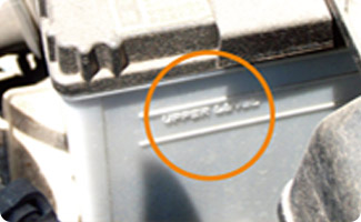 バッテリー液の水位を目視しましょう